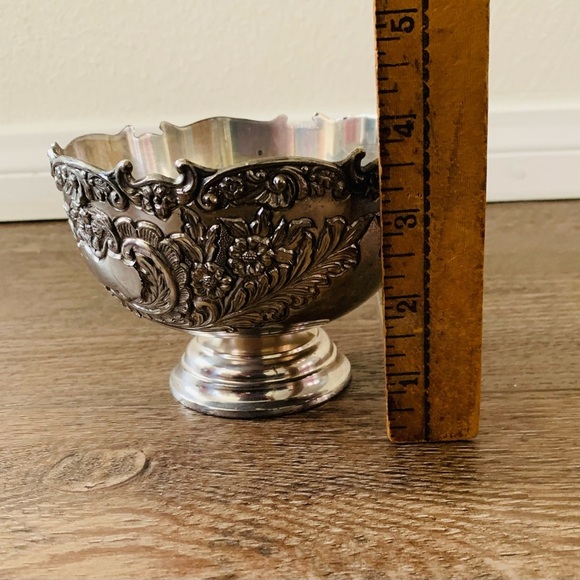 Vintage F.B. Rogers Silver Plate Ornate Floral Relief Pedestal Bowl - Picture 2 of 13